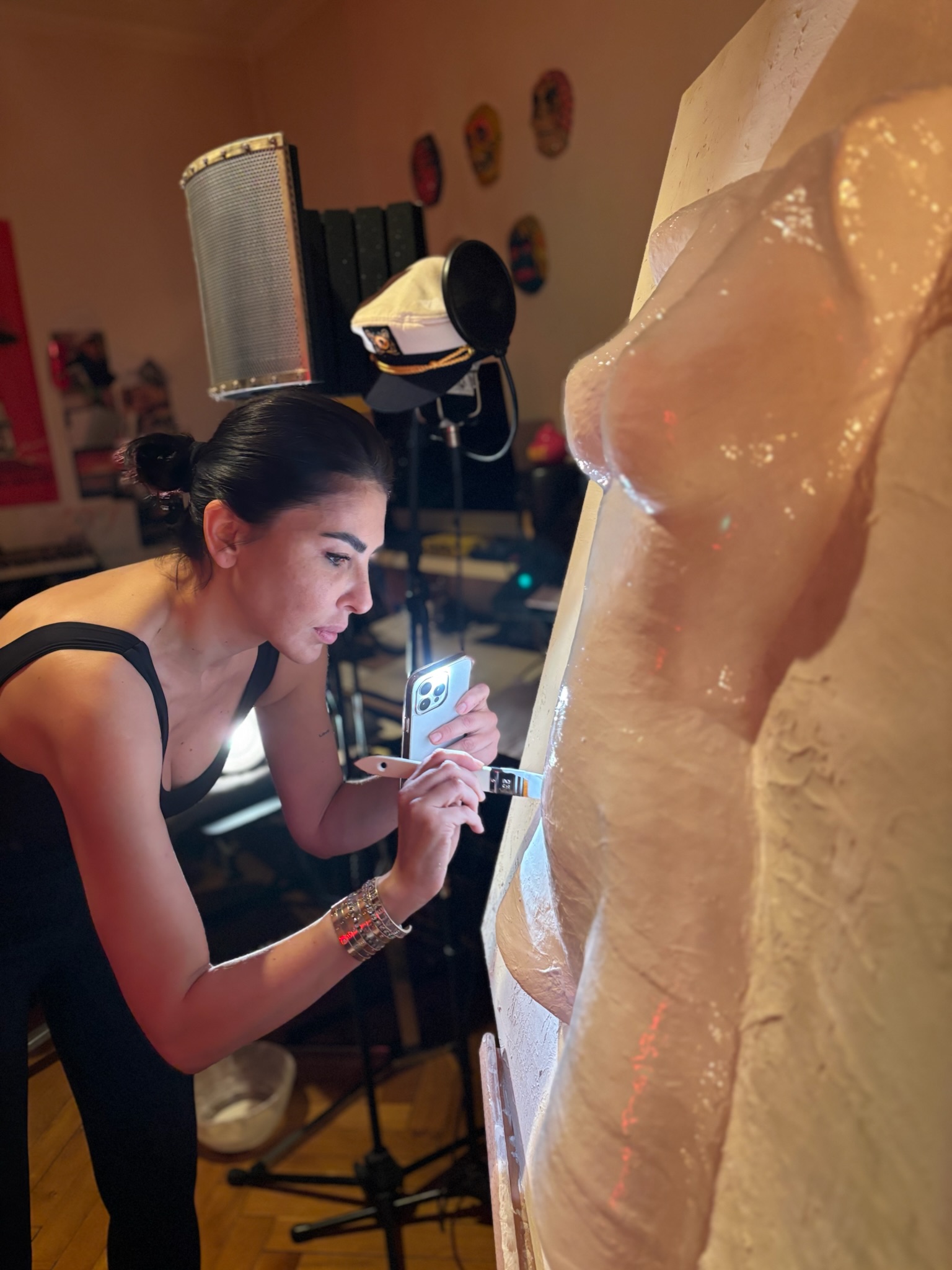 Maria-Callas Dinescu travaillant sur une œuvre en relief