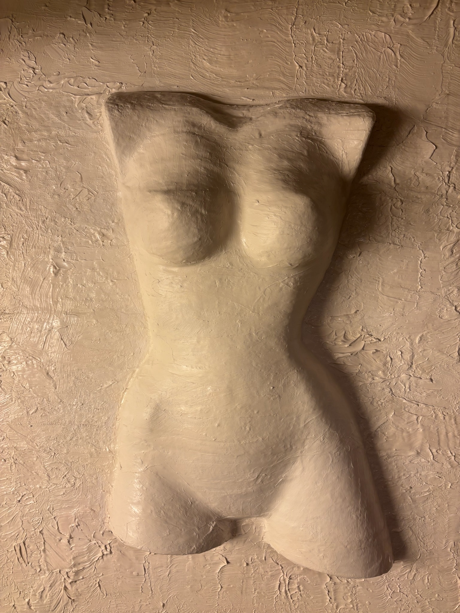 Relief féminin sculptural de Maria-Callas Dinescu