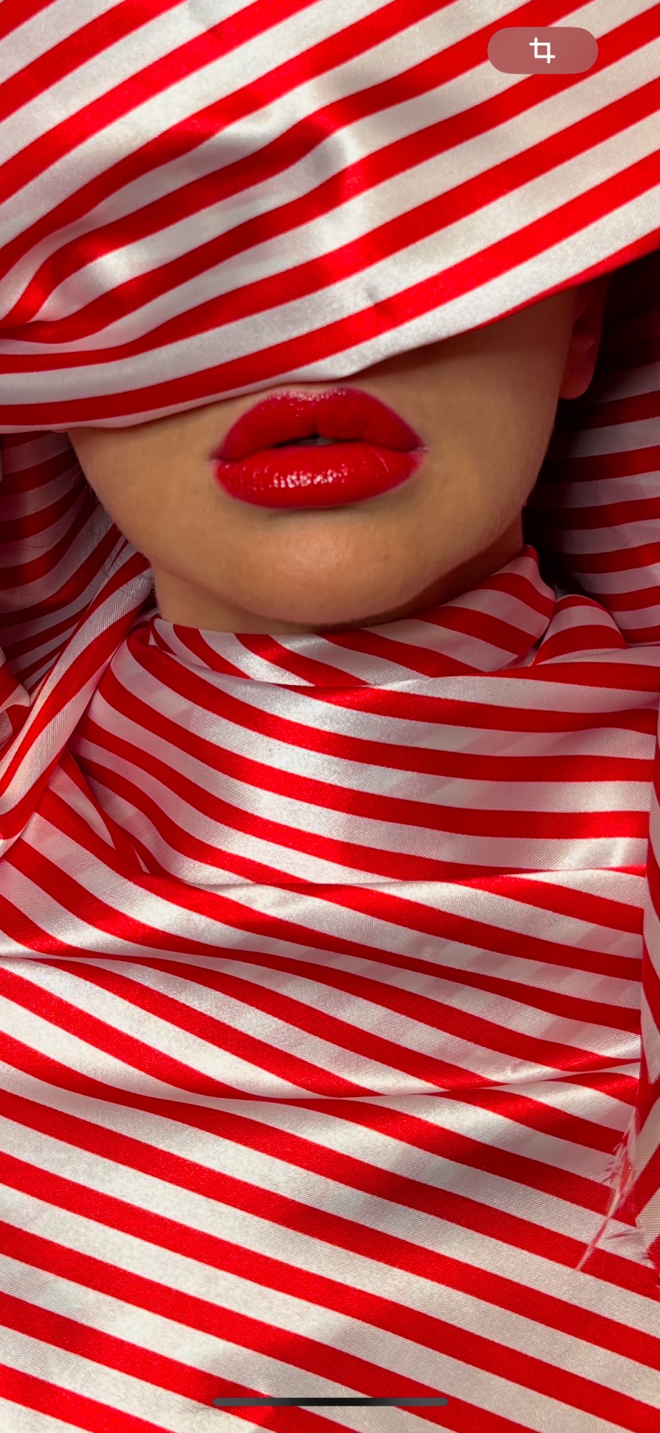 Portrait contemporain aux rayures rouges de Maria-Callas Dinescu