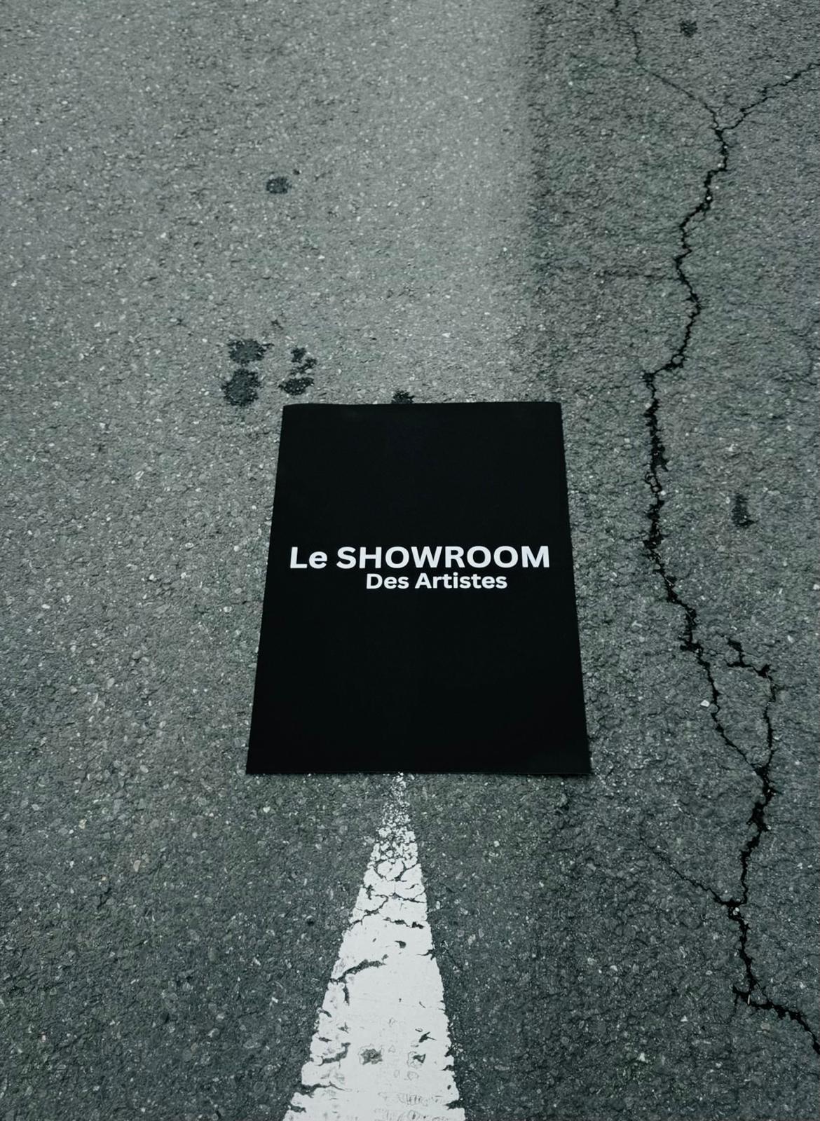 Le logo du Showroom dans les rues de Carouge
