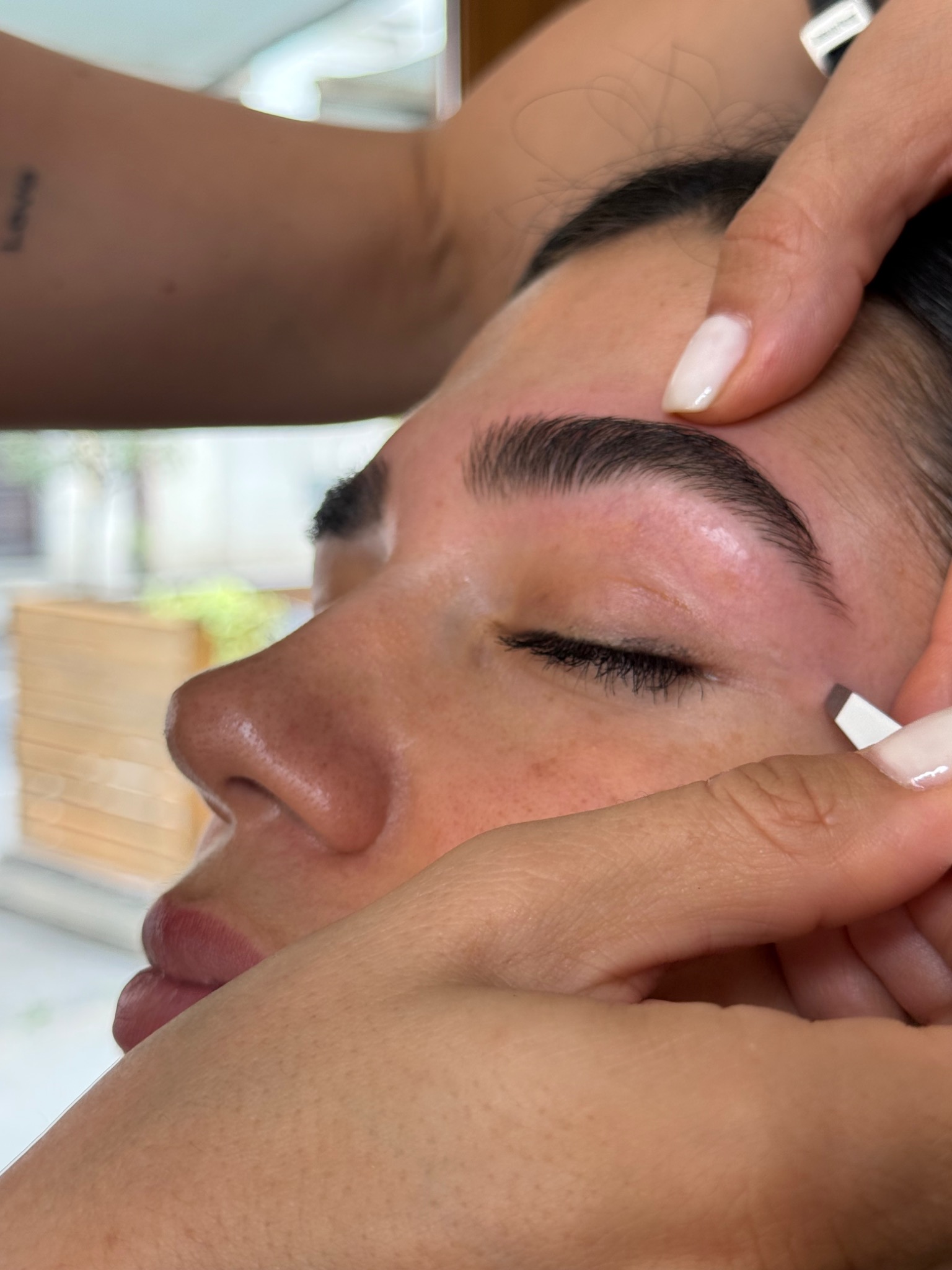 Soin et restructuration des sourcils