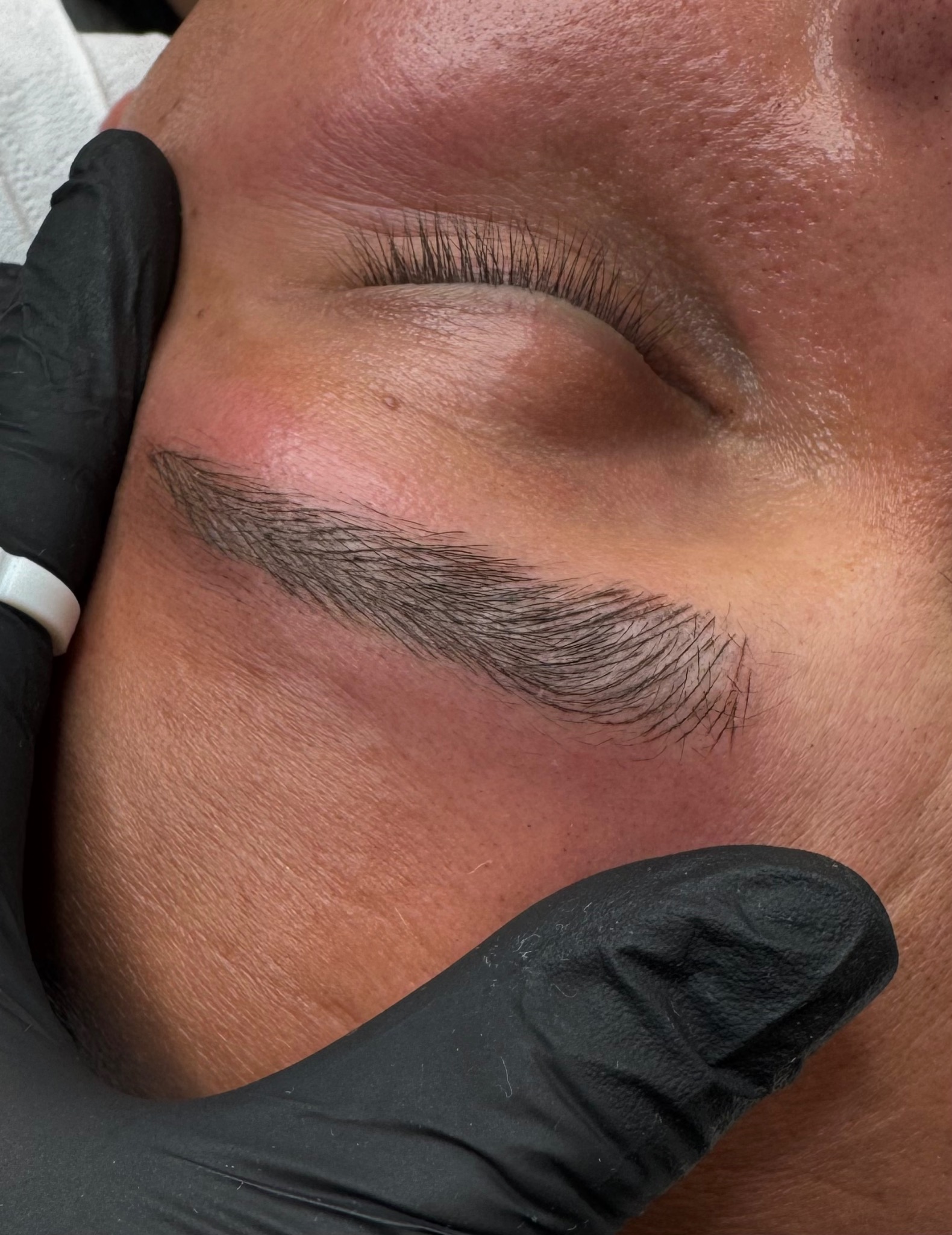 Travail précis des sourcils