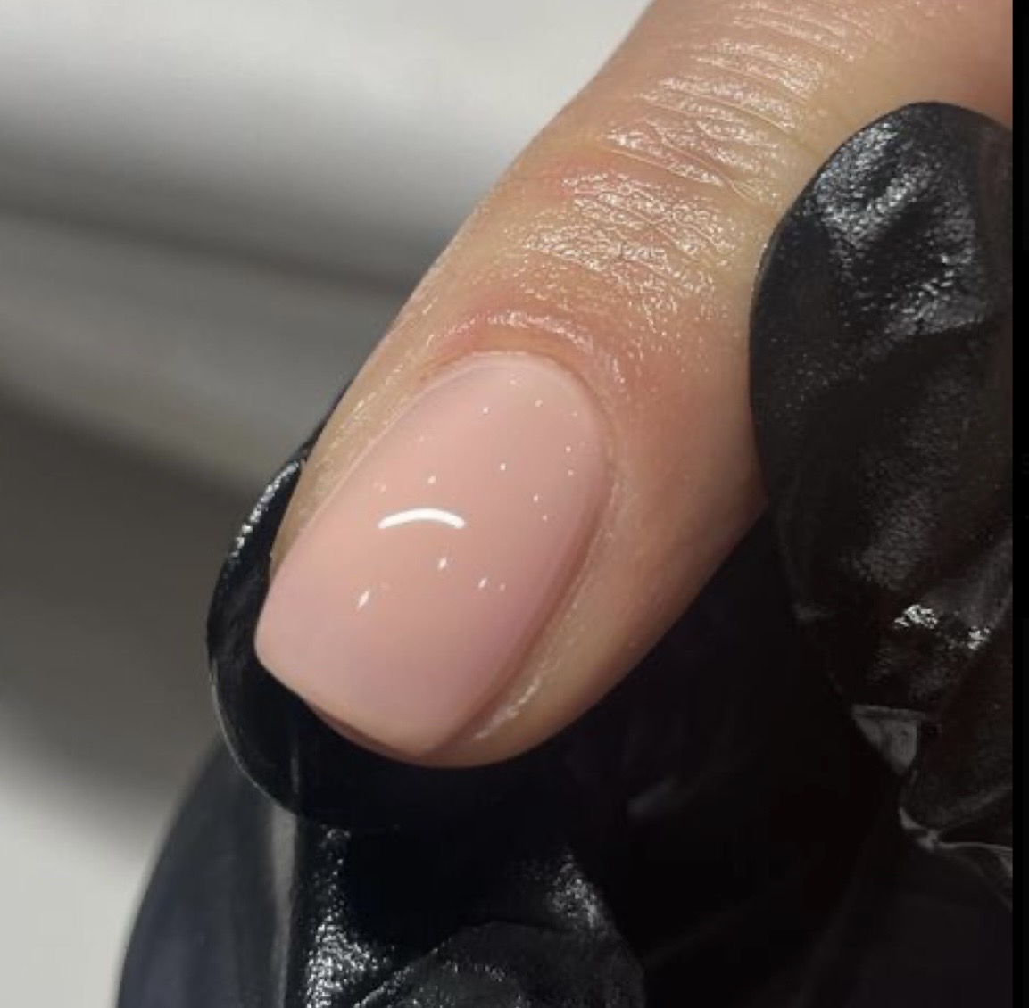 Manucure nude brillante
