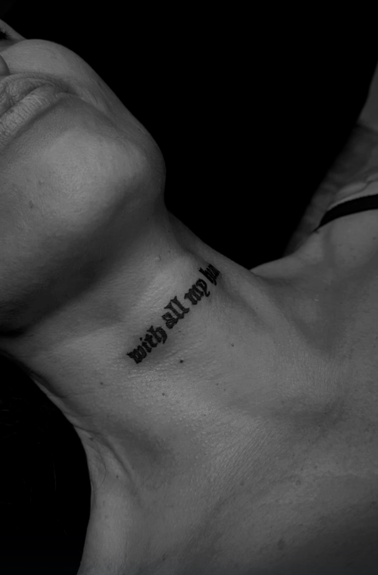 Tatouage typographique en noir et blanc