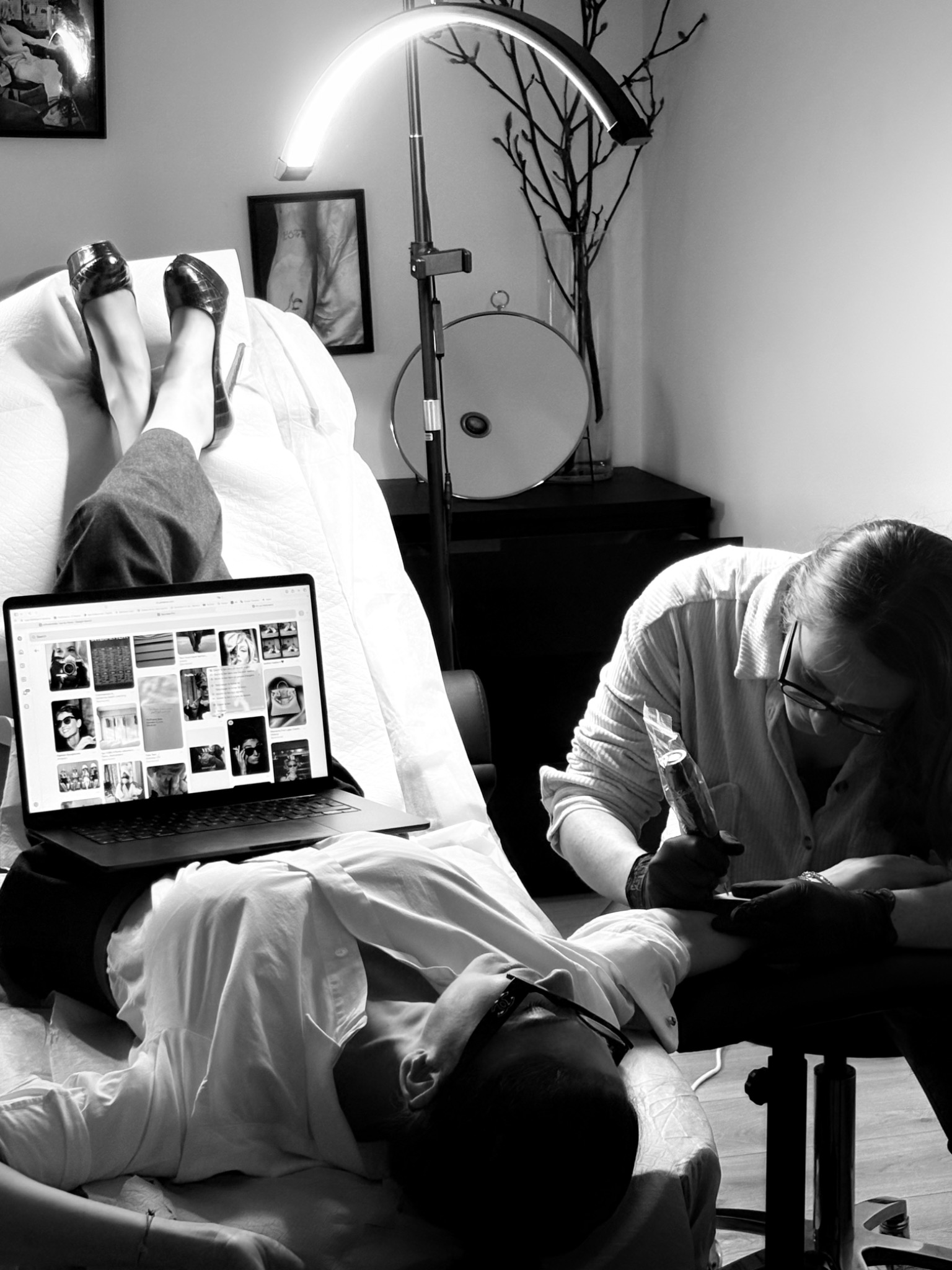 Séance de tatouage au Showroom