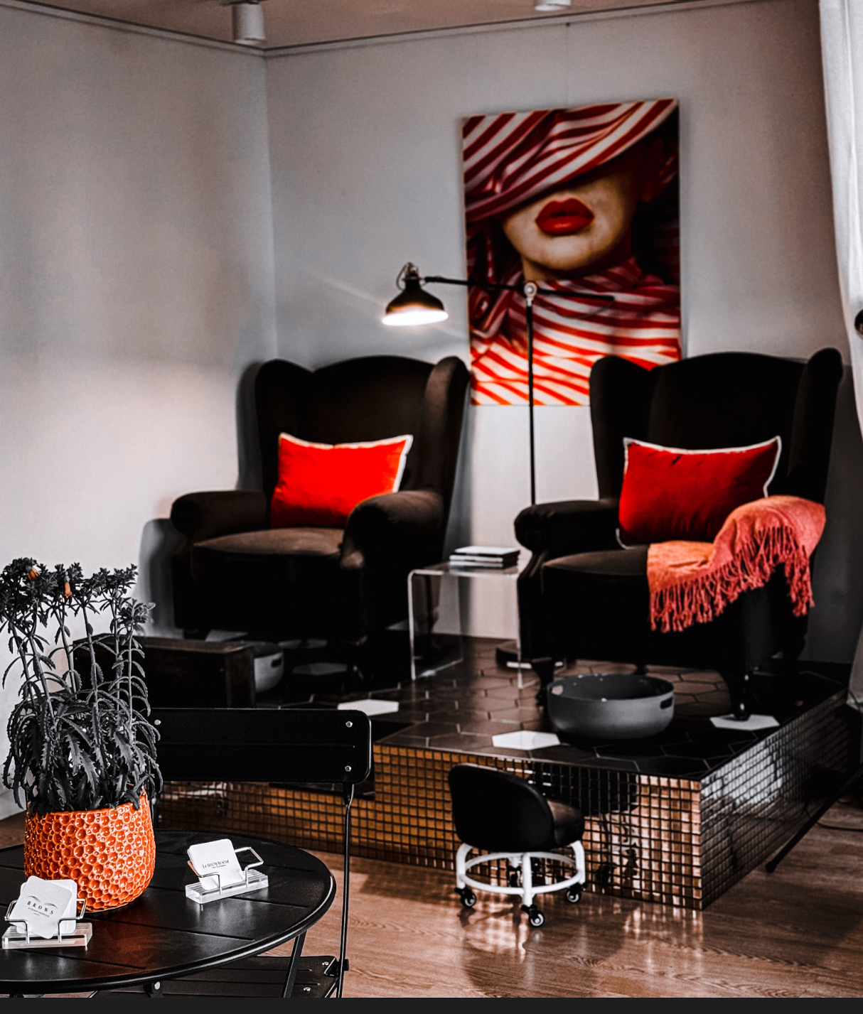 Intérieur du Showroom des Artistes avec ses fauteuils noirs et ses œuvres