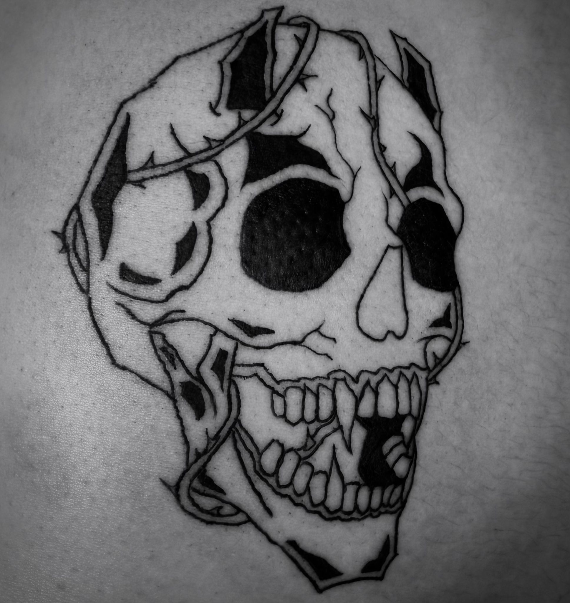 Tatouage crâne en noir