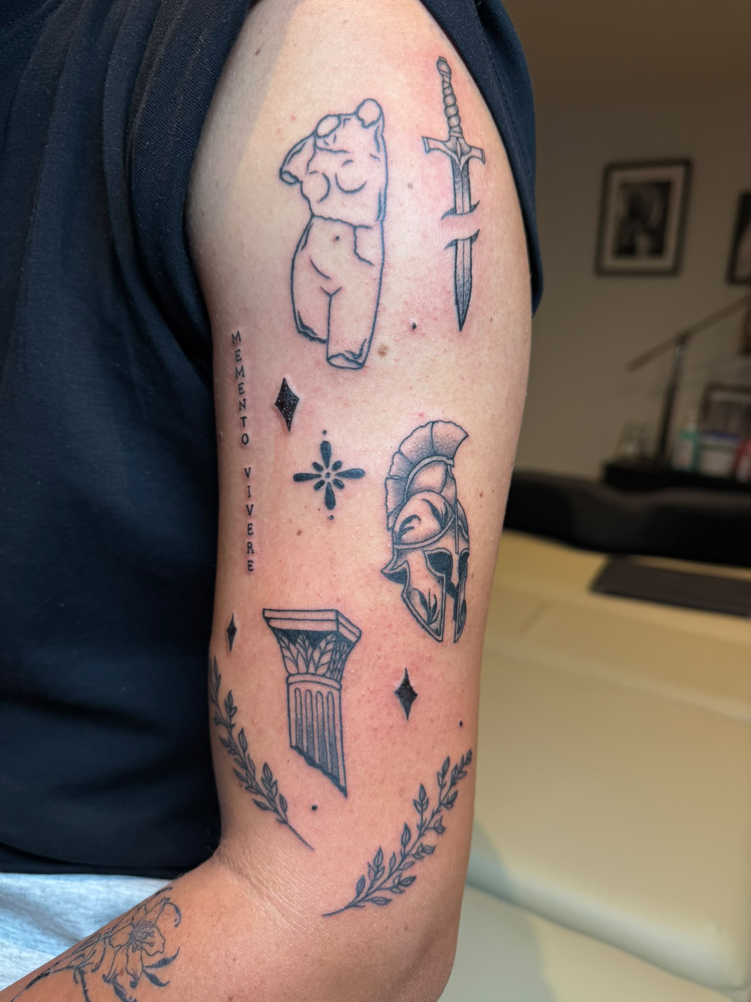 Tatouage blackwork ornemental sur le bras