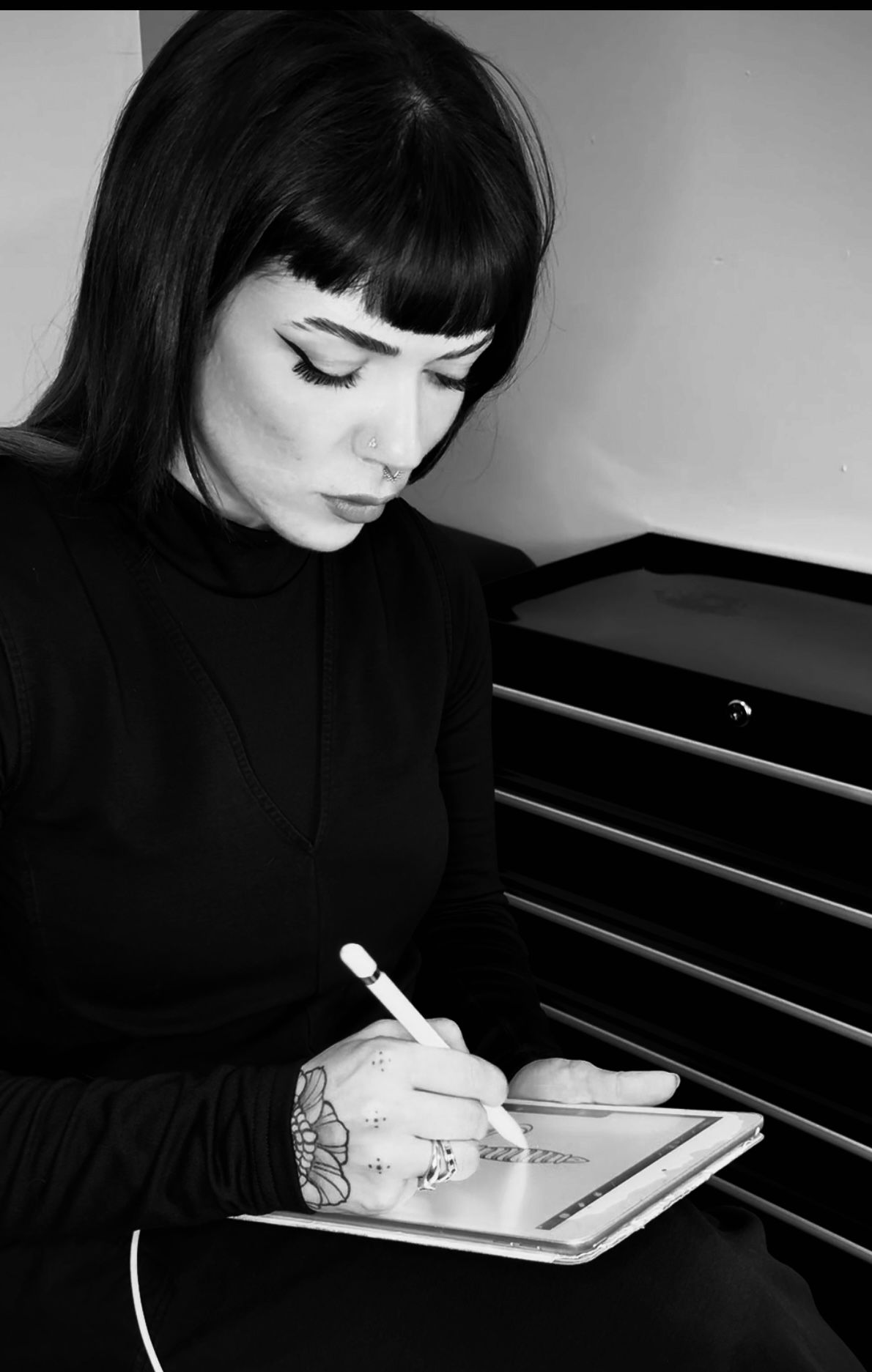 Portrait de Sonacay, tatoueuse résidente au Showroom des Artistes